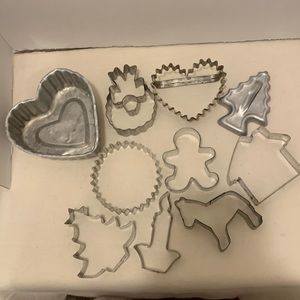 HOLIDAY MIX VINTAGE METAL COOKIE CUTTERS/HEART MOLD (9) VARIOUS SIZES